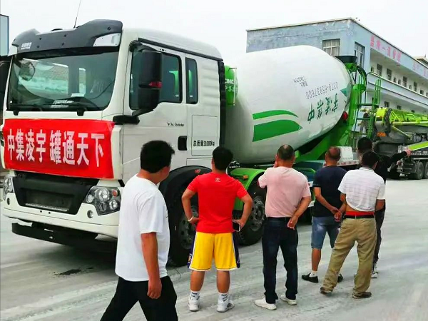 開(kāi)攤啦！凌宇攪拌車“擺攤兒”湖北，客戶當(dāng)場(chǎng)下單！