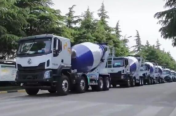 市場如此火爆，一批批新車交付用戶。場面壯觀！